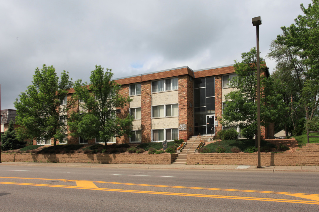 RJZ Apartments in Hopkins, MN - Building Photo