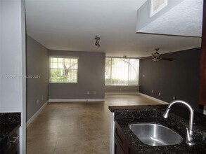 2811 N Oakland Forest Dr in Oakland Park, FL - Building Photo - Building Photo