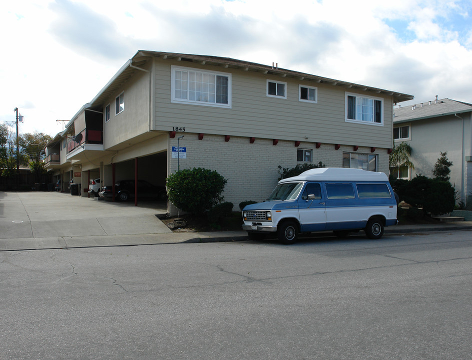 1845 Ednamary Way in Mountain View, CA - Foto de edificio