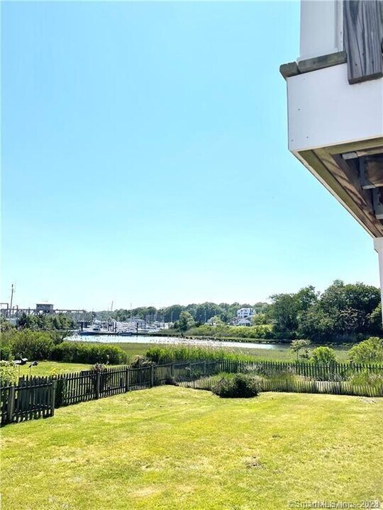 20 Jackson Ave in Stonington, CT - Building Photo