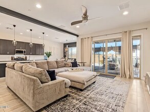 3912 W Summerside Rd in Phoenix, AZ - Foto de edificio - Building Photo