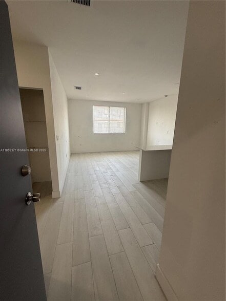 1091 E 17th St, Unit 203 in Hialeah, FL - Building Photo - Building Photo