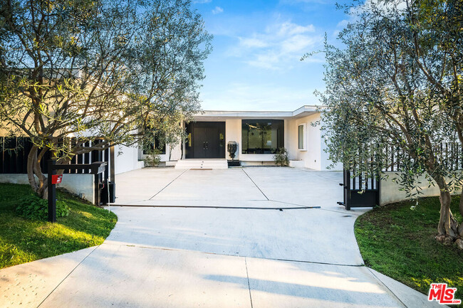 555 Chalette Dr in Beverly Hills, CA - Building Photo - Building Photo