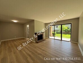 403 Pinetree Ln in Schaumburg, IL - Building Photo - Building Photo