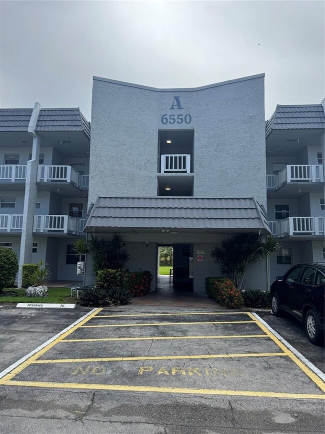6550 Royal Palm Blvd in Margate, FL - Building Photo - Building Photo