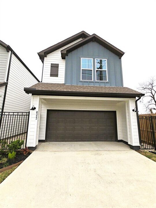 8322 Curry Rd in Houston, TX - Building Photo