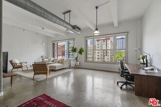 814 S Spring St, Unit 8 in Los Angeles, CA - Foto de edificio - Building Photo