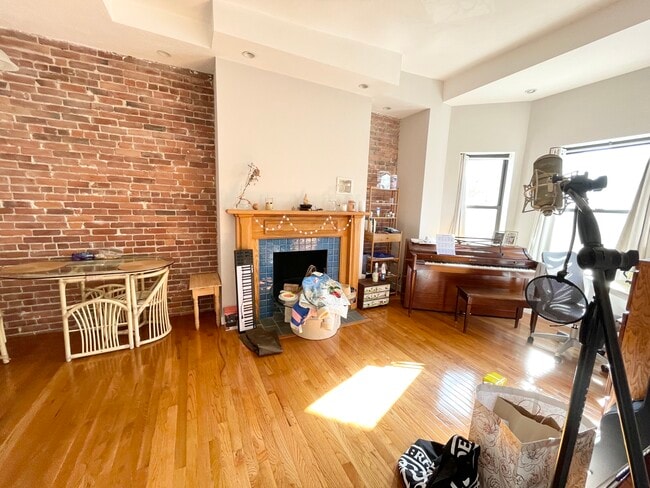 71 Gainsborough St, Unit 301