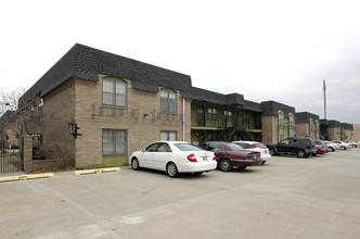 Versailles Apartments in Tulsa, OK - Foto de edificio - Building Photo