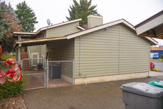 925 Manzanal St NE in East Wenatchee, WA - Building Photo - Building Photo
