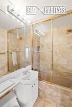 166 E 61st St-Unit -18E in New York, NY - Building Photo - Building Photo