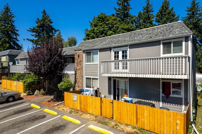 1728 S 305th Pl in Federal Way, WA - Foto de edificio - Building Photo