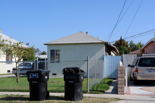 3743-3749 W 105th St in Inglewood, CA - Building Photo - Building Photo