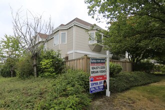 Royal Garden in Burnaby, BC - Building Photo - Building Photo