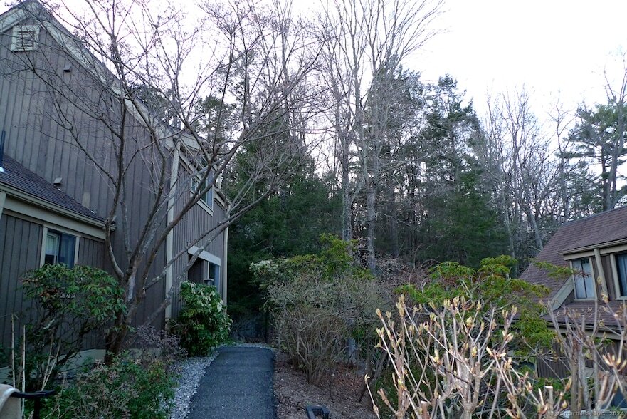 342 Heritage Vlg, Unit 2211 in Southbury, CT - Building Photo