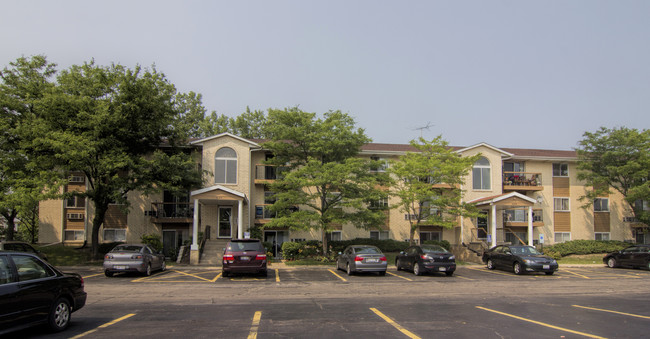 Emhurst Lake Apartments in Waukegan, IL - Building Photo - Building Photo