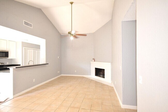 115-117 W Timberview Ln in Arlington, TX - Building Photo - Building Photo