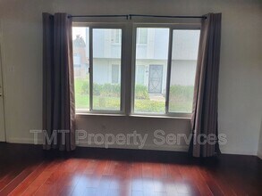 7648 La Mancha Way in Sacramento, CA - Foto de edificio - Building Photo