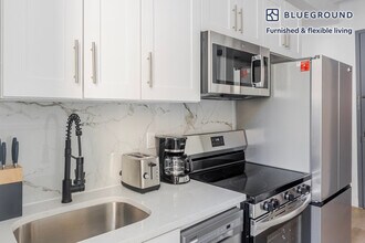 161 W 54th St in New York, NY - Building Photo - Building Photo
