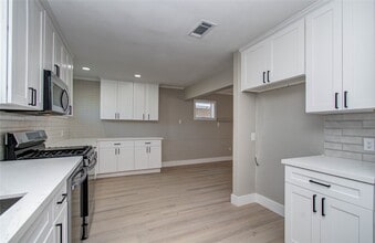 7918 Bayside Dr in Beach City, TX - Building Photo - Building Photo