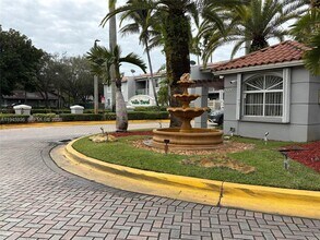 4744 NW 114th Ave in Doral, FL - Foto de edificio - Building Photo