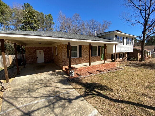 1435 Marlborough Rd in Fayetteville, NC - Foto de edificio - Building Photo
