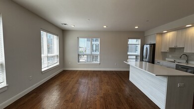 1 Everett St, Unit 203 in Boston, MA - Building Photo - Building Photo