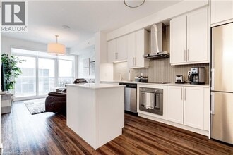 2087 Fairview St in Burlington, ON - Building Photo - Building Photo