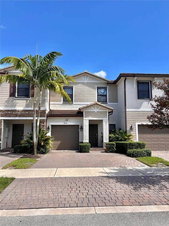 4654 Santa Cruz Way in Davie, FL - Building Photo