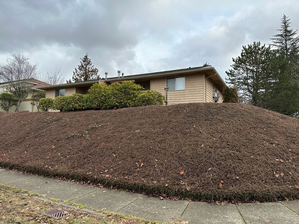 1429 Pacific Pl in Mount Vernon, WA - Building Photo