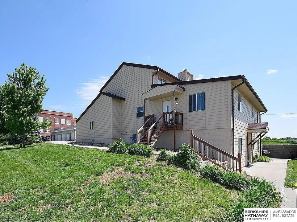 345 Spruce St, Unit B in Springfield, NE - Foto de edificio
