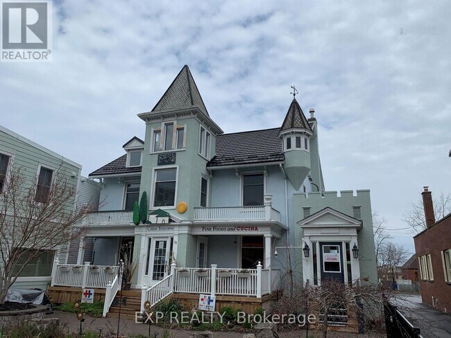 22-22 Main St E in Grimsby, ON - Building Photo - Building Photo