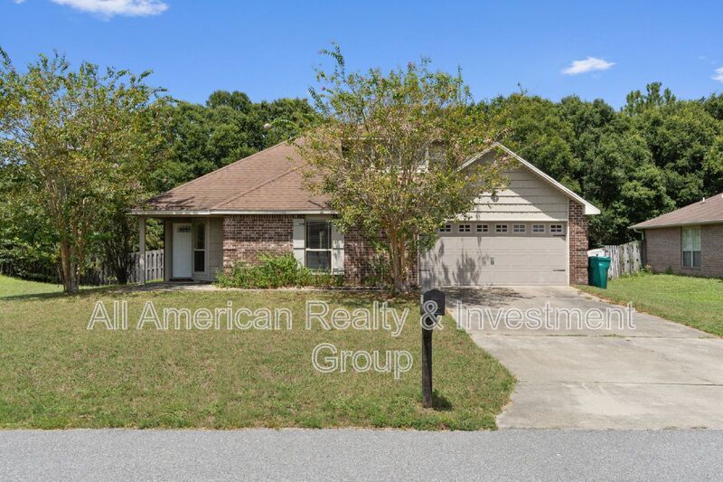 2271 Lewis St in Crestview, FL - Building Photo