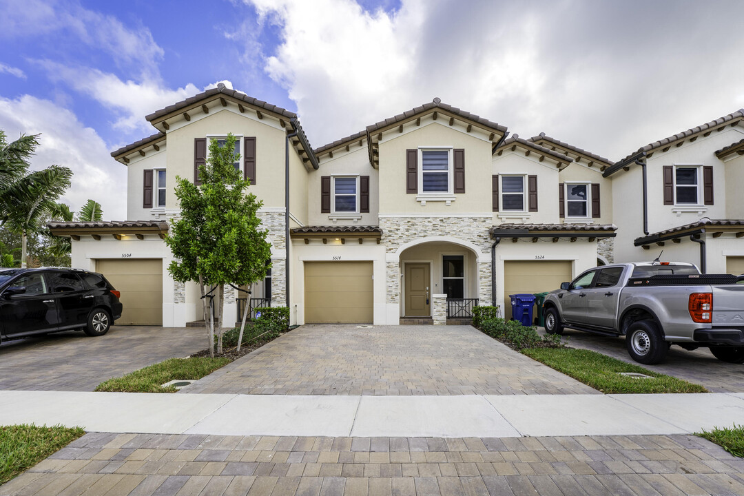 5514 NW 27th St in Lauderhill, FL - Building Photo