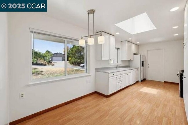 2047 Queens Ln in San Mateo, CA - Building Photo - Building Photo