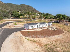 471 Stewart Canyon Rd in Fallbrook, CA - Foto de edificio - Building Photo
