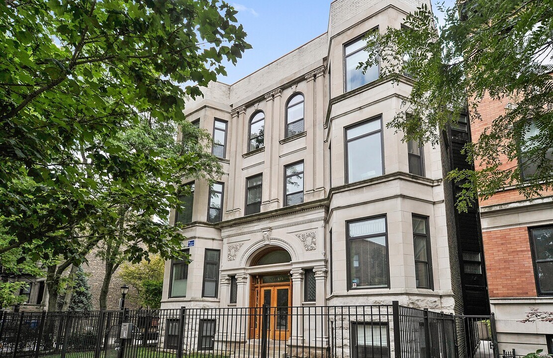 673 W Roscoe St in Chicago, IL - Building Photo