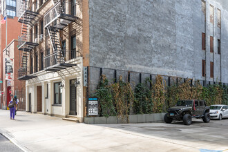 232 E 40th St in New York, NY - Building Photo - Building Photo