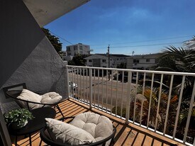 1801 S Treasure Dr in North Bay Village, FL - Building Photo