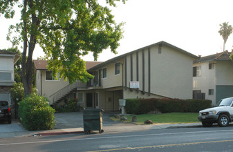 2133 Monroe St in Santa Clara, CA - Foto de edificio - Building Photo