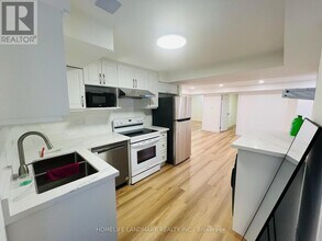 2807 Guilford Crescent in Oakville, ON - Building Photo - Building Photo