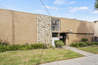 15043 Victory Blvd in Van Nuys, CA - Building Photo - Building Photo