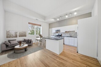 156 Chelsea St, Unit 103 in Boston, MA - Building Photo - Building Photo