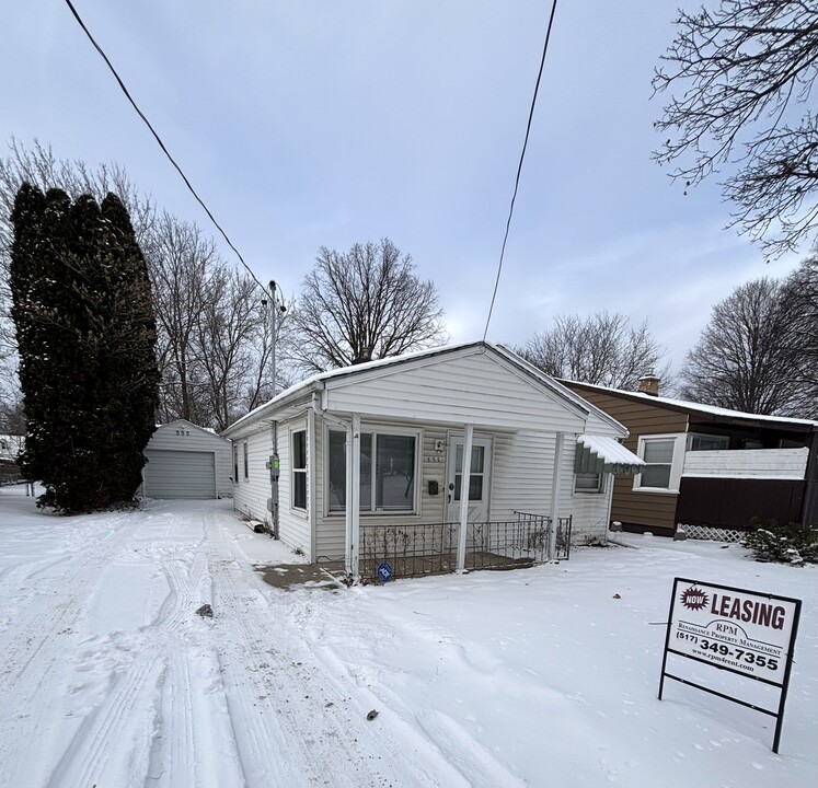 555 Samantha Ave in Lansing, MI - Foto de edificio