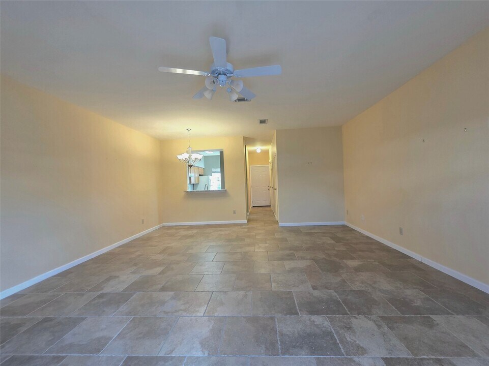 7663 Cambridge St in Houston, TX - Building Photo