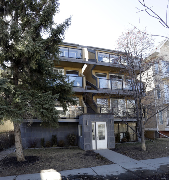 1809 11th Ave SW in Calgary, AB - Building Photo