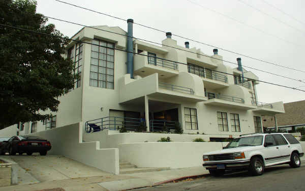 715 3rd St in Hermosa Beach, CA - Building Photo