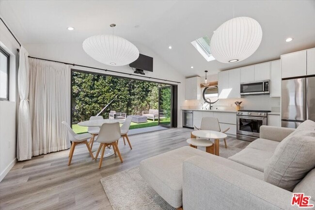 12745 Bloomfield St in Los Angeles, CA - Building Photo - Building Photo