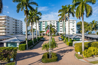 Carriage Club in Naples, FL - Foto de edificio - Building Photo