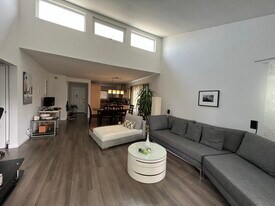 6151 Canterbury Dr, Unit 302 in Culver City, CA - Building Photo